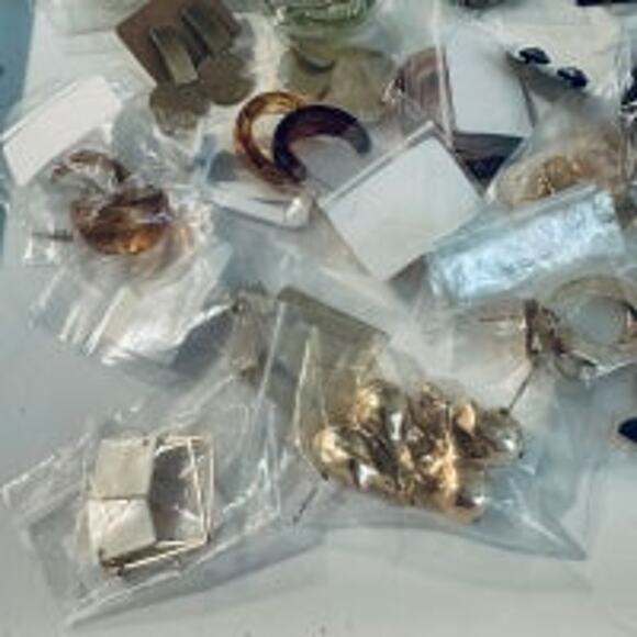 30 Pairs of Assorted Earrings - Picture 3 of 6